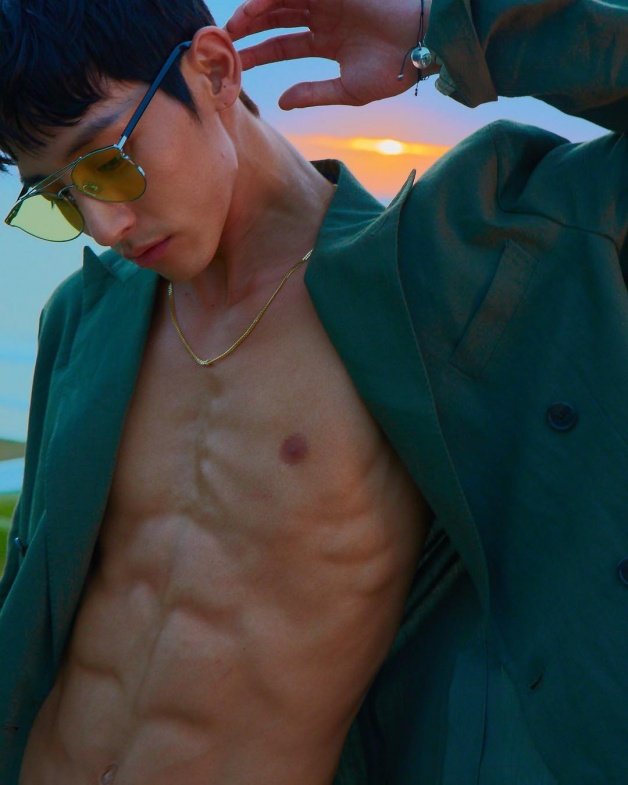 李洙赫介绍＋10部韩剧推荐！《夜行书生》吸血鬼爆红，《还有明天》阴间使者热播中