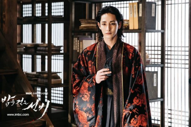 李洙赫介绍＋10部韩剧推荐！《夜行书生》吸血鬼爆红，《还有明天》阴间使者热播中