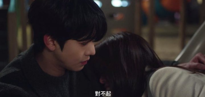 《社内相亲》10大老梗名场面！契约恋爱、跌倒亲嘴、雨天阴影，“霸总甜宠”真的看不腻-13