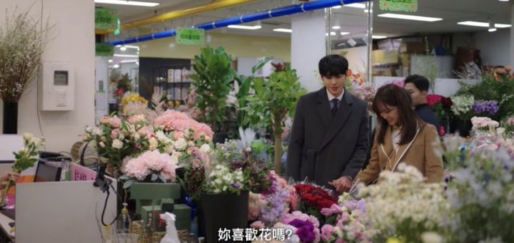 《社内相亲》10大老梗名场面！契约恋爱、跌倒亲嘴、雨天阴影，“霸总甜宠”真的看不腻-19