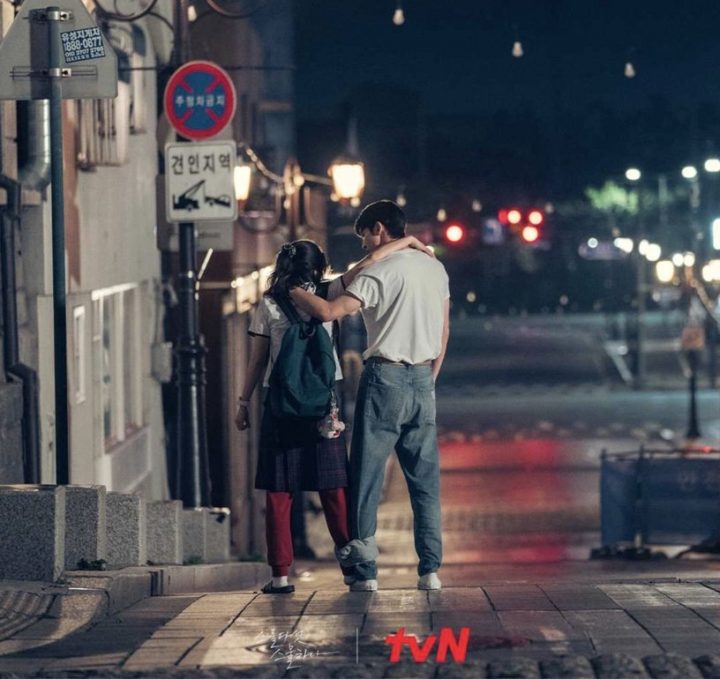 《二十五》8个即兴演出！腋下撕裂伤、白易辰转阳伞&；塞包子都是即兴，智雄这幕效果超好-5
