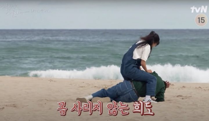 《二十五》8个即兴演出！腋下撕裂伤、白易辰转阳伞&；塞包子都是即兴，智雄这幕效果超好-10