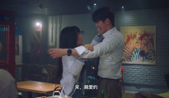 《二十五》8个即兴演出！腋下撕裂伤、白易辰转阳伞&；塞包子都是即兴，智雄这幕效果超好-23