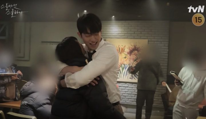 《二十五》8个即兴演出！腋下撕裂伤、白易辰转阳伞&；塞包子都是即兴，智雄这幕效果超好-22