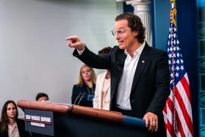 马修·麦康纳在白宫为枪支管制的激情演讲，引来右翼媒体不满！缩略图