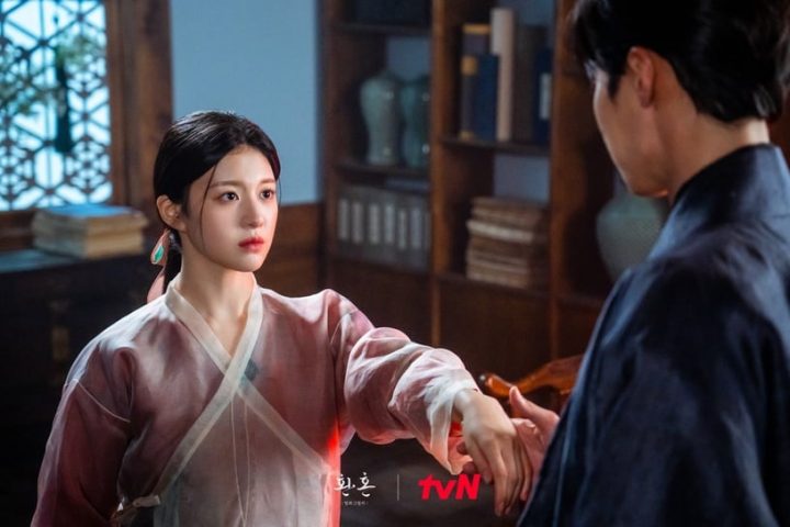 《还魂2》剧情8大争议！奇幻剧惨变言情小说，李宰旭&高允贞上演“换乘恋爱”-3