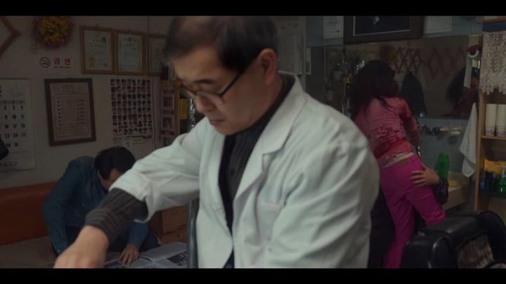 《黑暗荣耀》冷知识！同珢妈工作的“颓废理发厅”盛行于韩国80年代，似早期“摸摸茶”-11