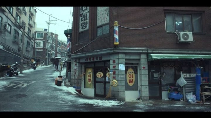 《黑暗荣耀》冷知识！同珢妈工作的“颓废理发厅”盛行于韩国80年代，似早期“摸摸茶”-6