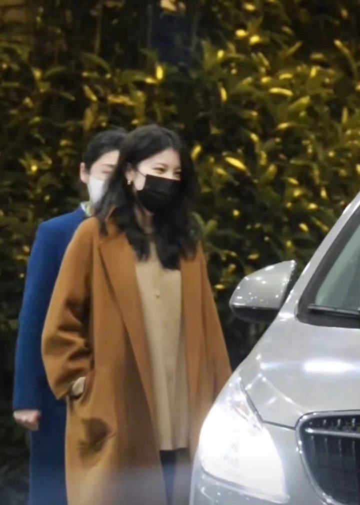 杨幂经纪人美到上热搜！高颜值明星经纪人，沈月经纪人比明星美，杨紫经纪人不出道可惜-6