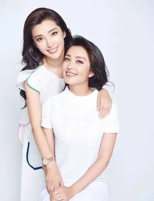 杨幂经纪人美到上热搜！高颜值明星经纪人，沈月经纪人比明星美，杨紫经纪人不出道可惜-19