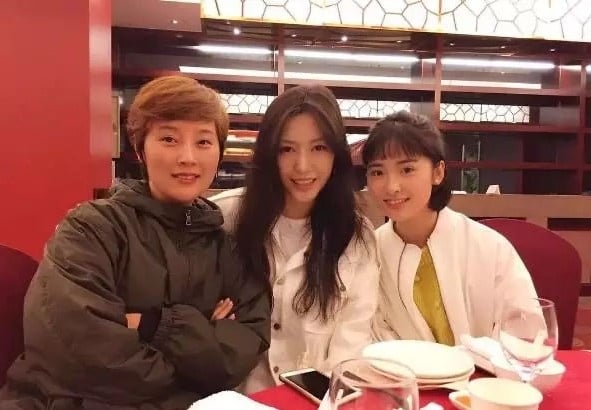 杨幂经纪人美到上热搜！高颜值明星经纪人，沈月经纪人比明星美，杨紫经纪人不出道可惜-14