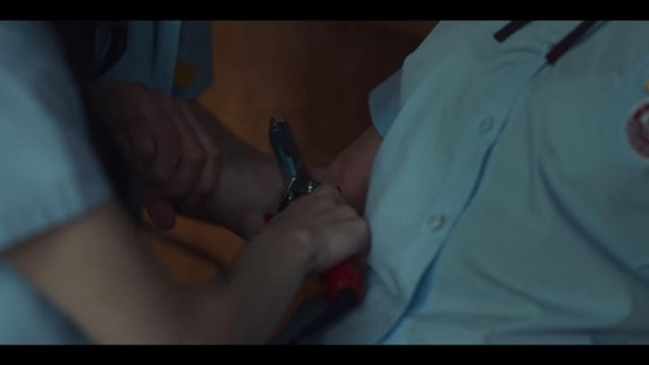 《黑暗荣耀》刷新韩剧凶器纪录！李蓑罗“素描笔”让人有心理阴影，洋酒市价一间房！-1