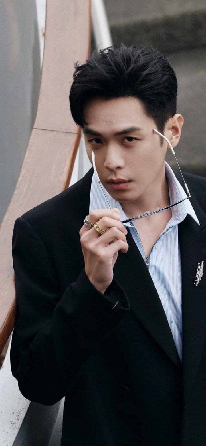 12位国产剧明星精修vs未修！刘亦菲优雅，杨洋帅气，迪丽热巴造型师被吐嘈？舒淇大获全胜-35