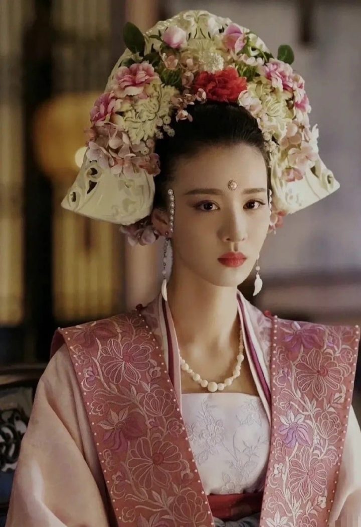 古装剧10款绝美头饰！孟子义艳丽，赵丽颖贵气，杨幂仙，《甄嬛传》华妃顶8000万在头上-10