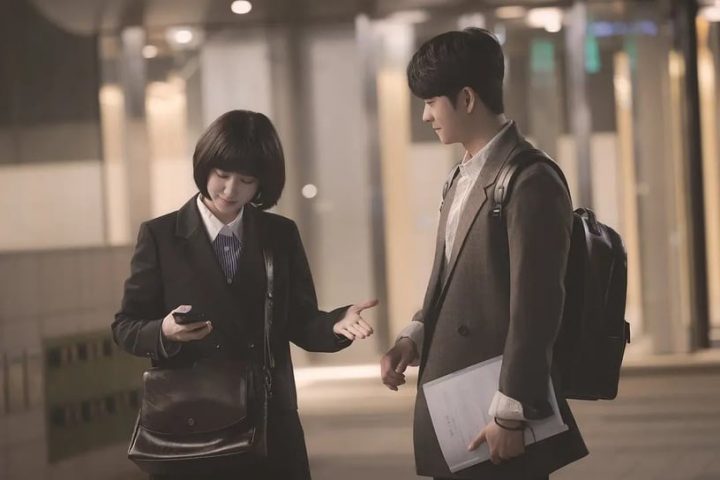 网议Netflix必看轻松喜剧！《爱的迫降》《哲仁王后》《机医》都上榜，这部意外爆口碑-5