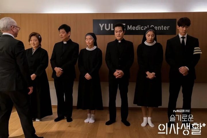 网议Netflix必看轻松喜剧！《爱的迫降》《哲仁王后》《机医》都上榜，这部意外爆口碑-28