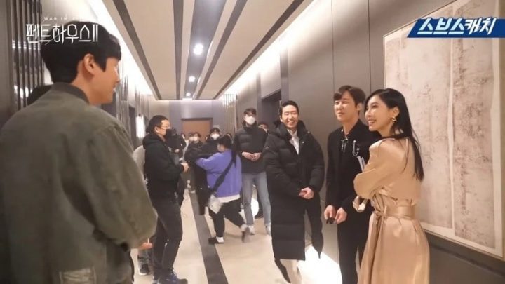 韩星见到真情侣的有趣反应！宋慧乔早就嗑到林智妍&李到晛，他追问八卦问得玄彬都愣了-11