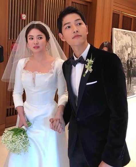 韩星结婚的超贵行头！李多寅钻石皇冠太抢眼，孔晓振项炼800万，全智贤婚纱一套186万-14