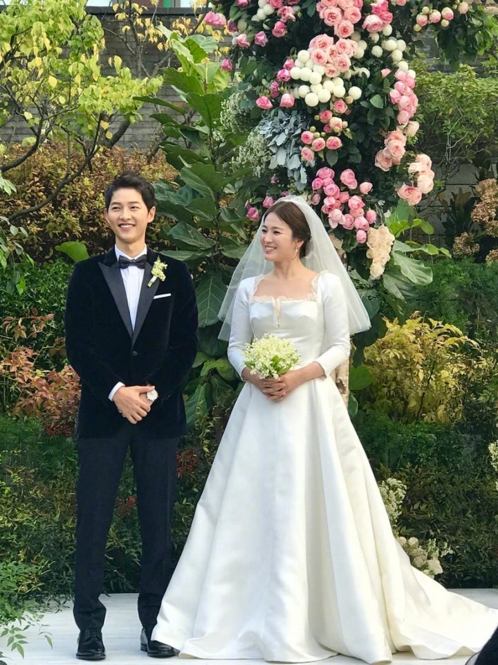 韩星结婚的超贵行头！李多寅钻石皇冠太抢眼，孔晓振项炼800万，全智贤婚纱一套186万-13