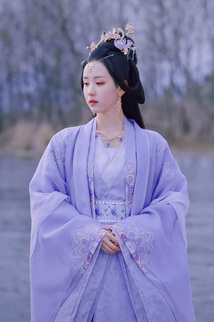 古装剧10位“仪态天花板”气质美人！白鹿现代感重？热巴大方优雅，而她真是天选古代人-1