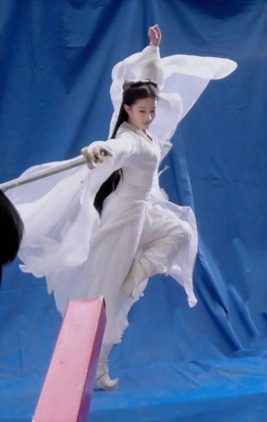 古装剧10位“仪态天花板”气质美人！白鹿现代感重？热巴大方优雅，而她真是天选古代人-9