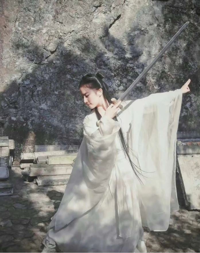 古装剧10位“仪态天花板”气质美人！白鹿现代感重？热巴大方优雅，而她真是天选古代人-12