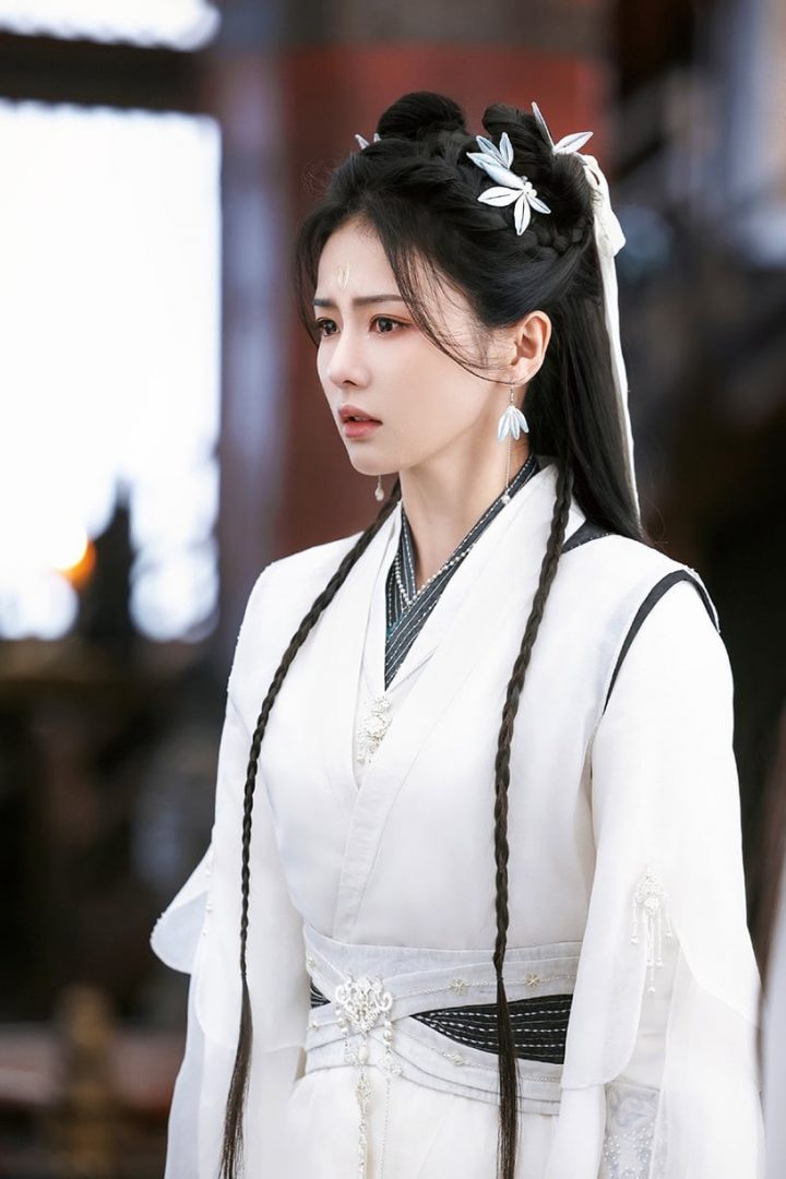 白鹿20个古装造型！《长月烬明》灵动，《周生如故》温婉，和赵露思同款丑浏海谁赢了？-1