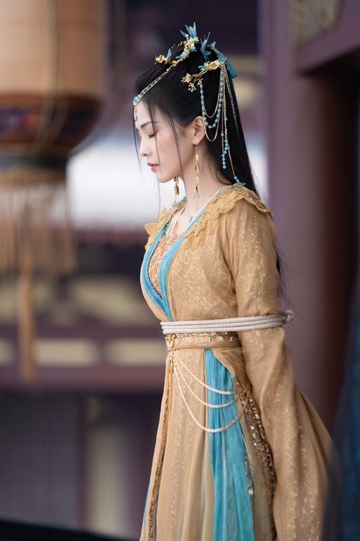 白鹿20个古装造型！《长月烬明》灵动，《周生如故》温婉，和赵露思同款丑浏海谁赢了？-3