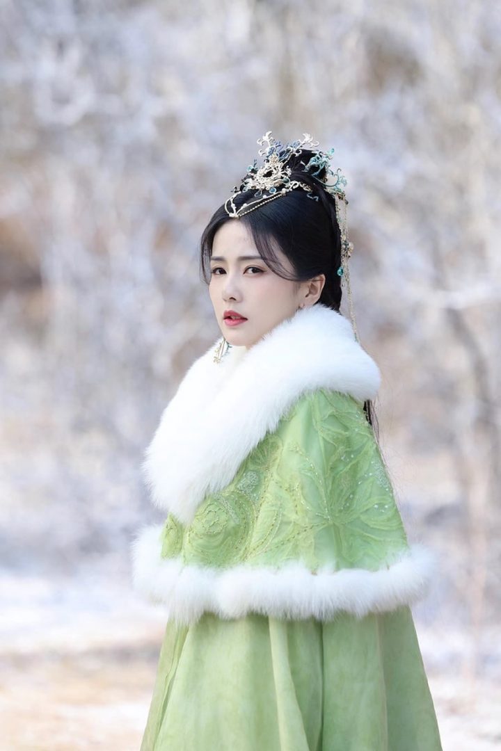 白鹿20个古装造型！《长月烬明》灵动，《周生如故》温婉，和赵露思同款丑浏海谁赢了？-11