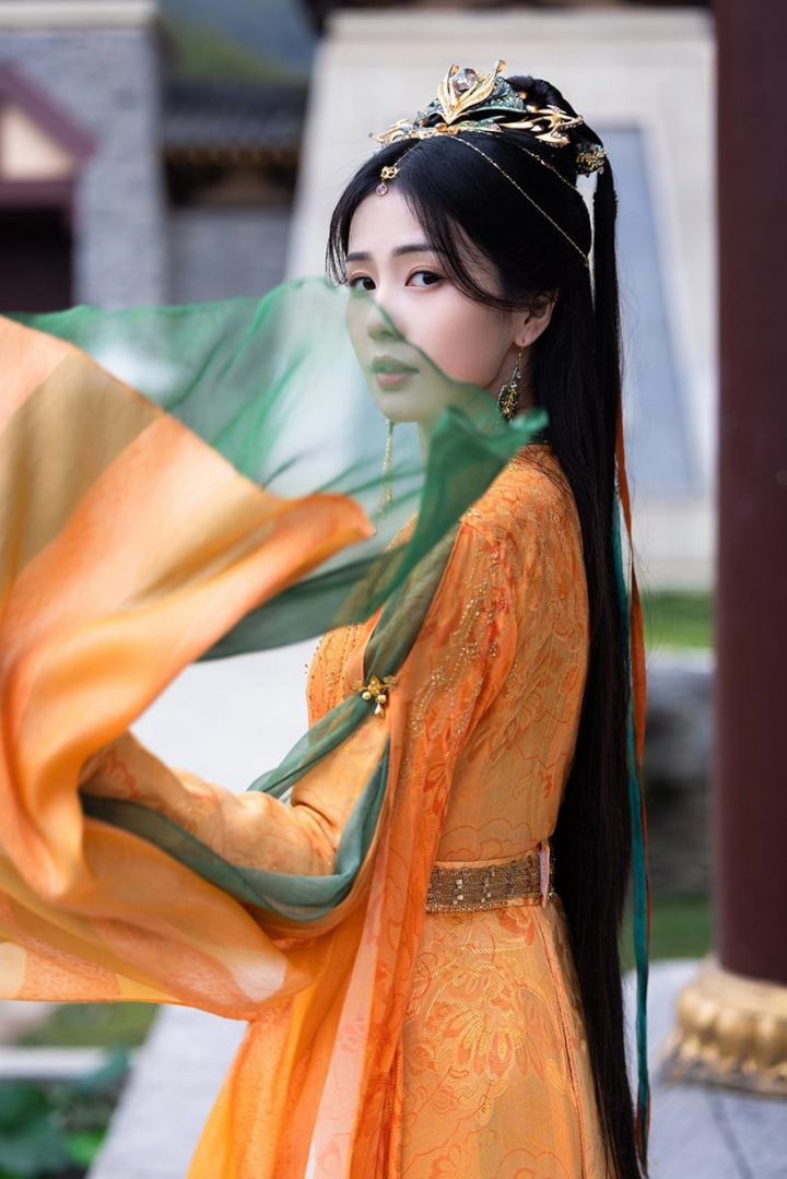 白鹿20个古装造型！《长月烬明》灵动，《周生如故》温婉，和赵露思同款丑浏海谁赢了？-5