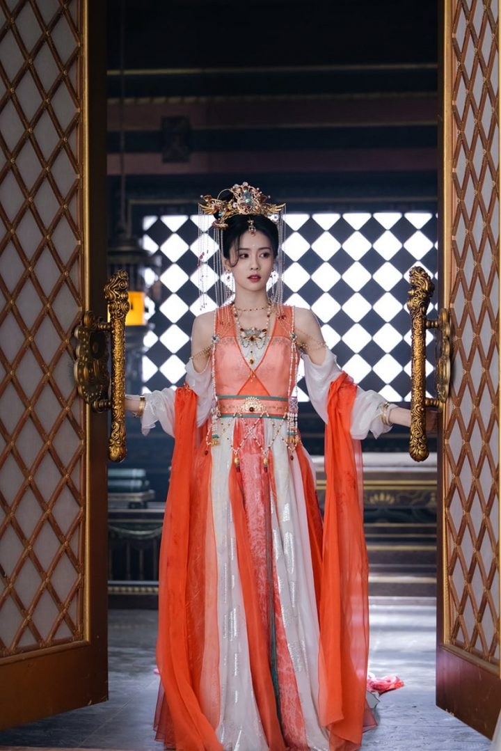 白鹿20个古装造型！《长月烬明》灵动，《周生如故》温婉，和赵露思同款丑浏海谁赢了？-8