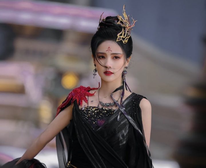 白鹿20个古装造型！《长月烬明》灵动，《周生如故》温婉，和赵露思同款丑浏海谁赢了？-13