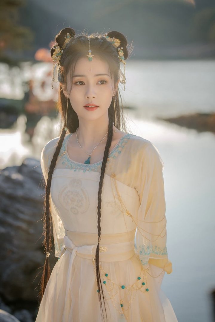 白鹿20个古装造型！《长月烬明》灵动，《周生如故》温婉，和赵露思同款丑浏海谁赢了？-19