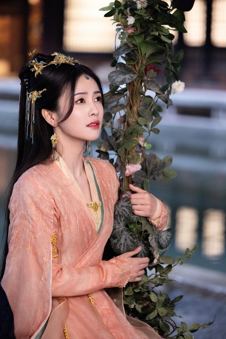 白鹿20个古装造型！《长月烬明》灵动，《周生如故》温婉，和赵露思同款丑浏海谁赢了？-24