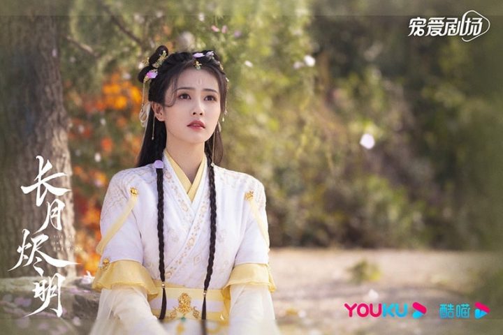 白鹿20个古装造型！《长月烬明》灵动，《周生如故》温婉，和赵露思同款丑浏海谁赢了？-21
