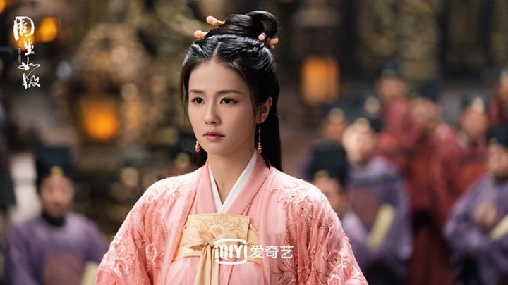 白鹿20个古装造型！《长月烬明》灵动，《周生如故》温婉，和赵露思同款丑浏海谁赢了？-27