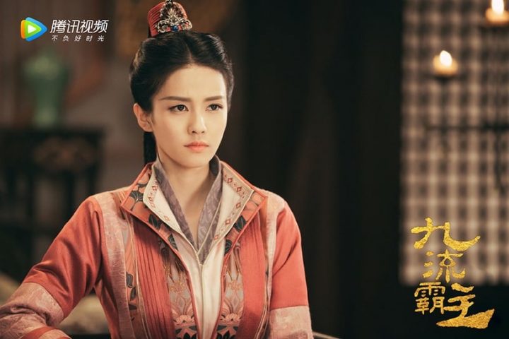白鹿20个古装造型！《长月烬明》灵动，《周生如故》温婉，和赵露思同款丑浏海谁赢了？-33