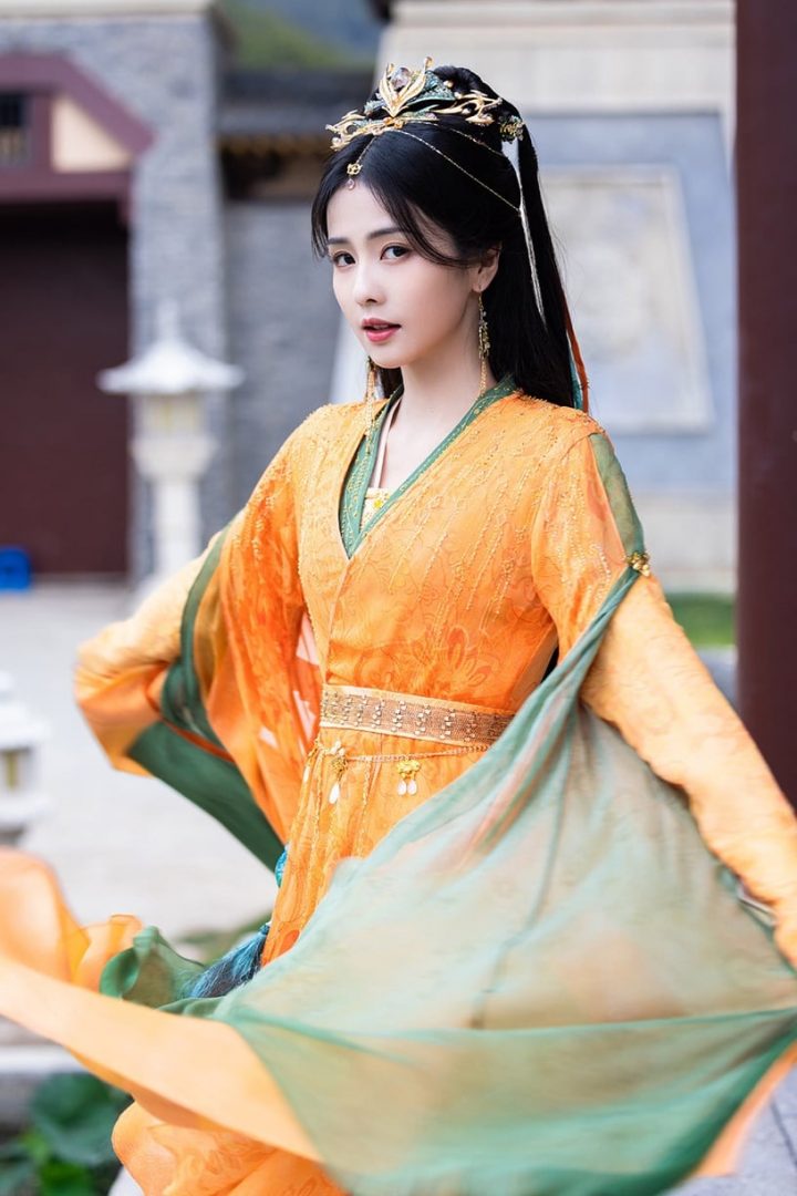 白鹿20个古装造型！《长月烬明》灵动，《周生如故》温婉，和赵露思同款丑浏海谁赢了？-6
