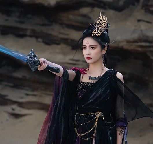 白鹿20个古装造型！《长月烬明》灵动，《周生如故》温婉，和赵露思同款丑浏海谁赢了？-15