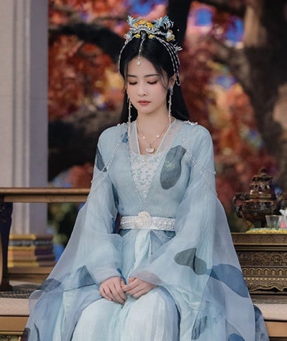 白鹿20个古装造型！《长月烬明》灵动，《周生如故》温婉，和赵露思同款丑浏海谁赢了？-16