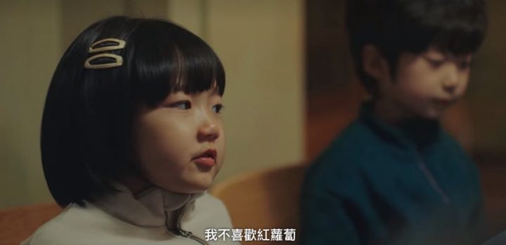 《坏妈妈》剧情隐藏细节！处处有“黄色”物件，强豪一家都不吃红萝卜，画面色调有玄机-9