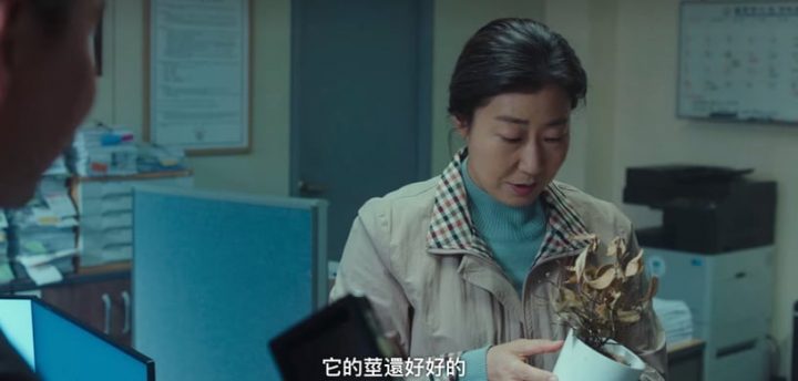 《壞媽媽》6個劇情隱喻！被關的“豬”象徵強豪，黃色代表幸福，這幕暗示強豪拋棄媽媽-10