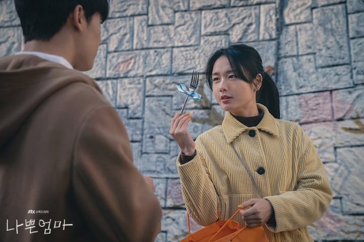 《壞媽媽》6個劇情隱喻！被關的“豬”象徵強豪，黃色代表幸福，這幕暗示強豪拋棄媽媽-19