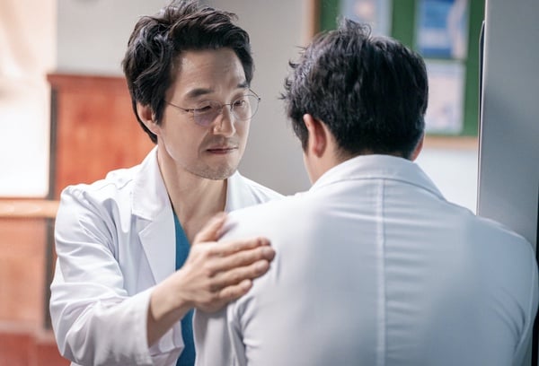 网评9部超好看“职人韩剧”！《金师傅》是医疗剧经典，罗美兰这部被誉校园版《未生》-3