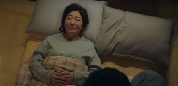《坏妈妈》结局8个隐藏彩蛋！美珠变机智医生，全家福后藏真心，这幕象征英顺幸福离世-11