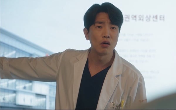 韩网议《浪漫医生金师傅3》优劣评价！救援扩大更刺激，车恩彩越权挨批“角色崩塌”！-11