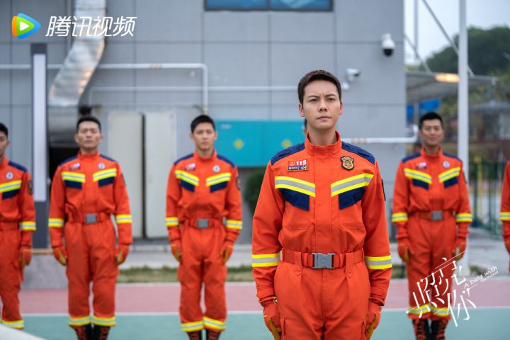 7位国产剧男星演消防员！《照亮你》陈伟霆很Man，龚俊高帅，罗云熙也演过，杨洋帅炸了-2