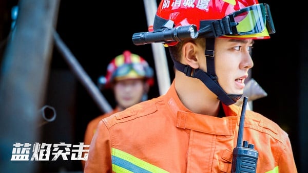 7位国产剧男星演消防员！《照亮你》陈伟霆很Man，龚俊高帅，罗云熙也演过，杨洋帅炸了-10