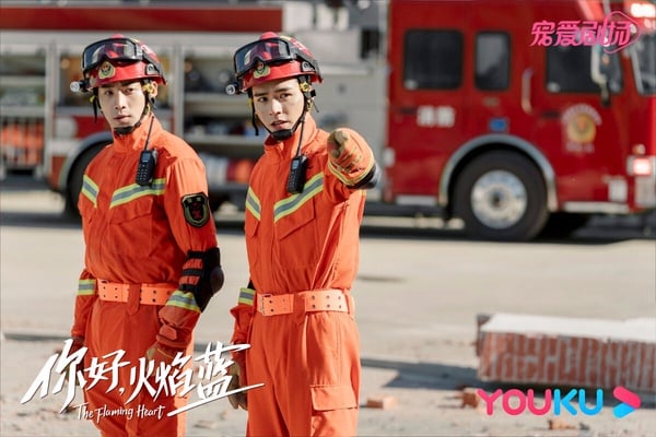 7位国产剧男星演消防员！《照亮你》陈伟霆很Man，龚俊高帅，罗云熙也演过，杨洋帅炸了-12