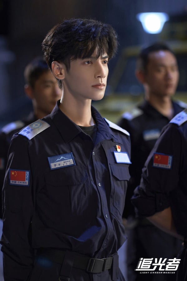 7位国产剧男星演消防员！《照亮你》陈伟霆很Man，龚俊高帅，罗云熙也演过，杨洋帅炸了-8
